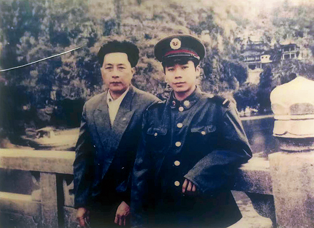 1997年1月，李向群与父亲李德清在桂林七星岩公园留影.jpg