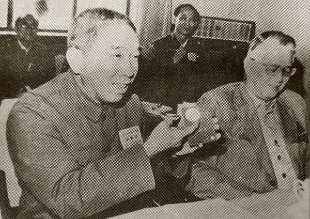 1989年全国第三届侨代会主席台上（左为陈青山）.jpg