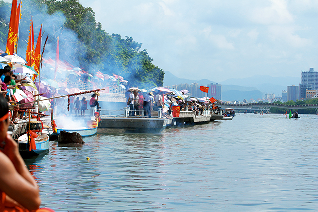 三亚河龙舟赛当天，锣鼓喧天，鞭炮齐鸣.jpg