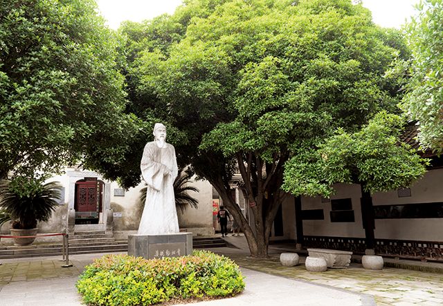 14.襄阳”米公祠“米芾雕像.jpg