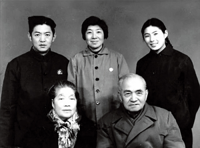 1969年的全家福。前排左起李夫人许淑彬、李四光，后排左起，女婿邹承鲁、女儿李林、外孙女邹宗平。（邹宗平供图）.jpg