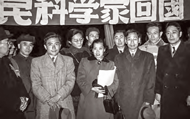 1950年赵忠尧回国受到热烈欢迎（前排右二）（来源：王渝生《发现正电子第一人 与诺奖失之交臂 中国核物理奠基人加速器建造先驱》刊登于《中国科技教育》2022年10月15日第77页）副本.jpg