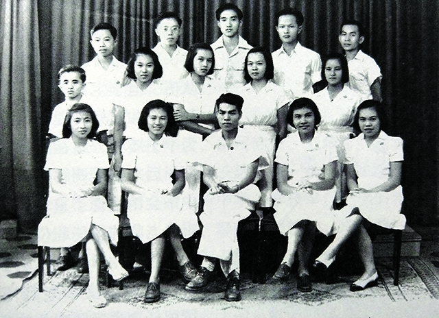 陈清泉初中毕业合影（1950年，后排左起第一位）.jpg