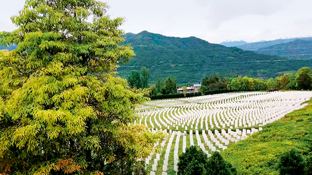 至川陕革命根據地红军烈士陵园，陵園共安葬烈士25048名，最年幼者为九岁之小战士！.jpg