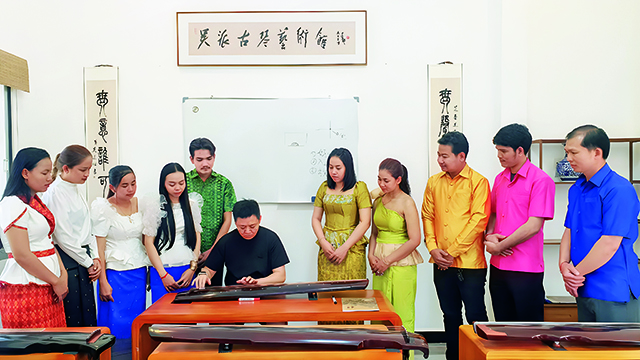 柬埔寨琴馆教授学员.jpg