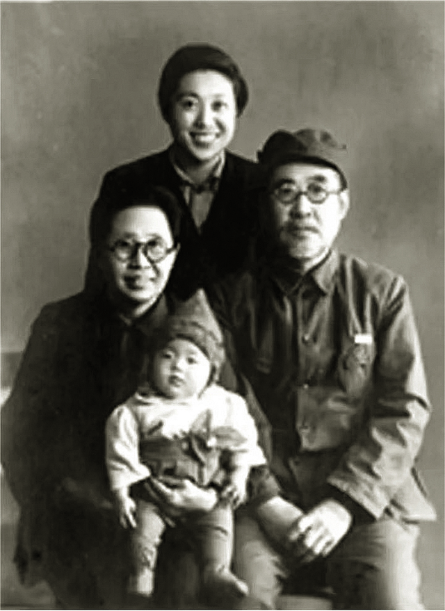 1947年郭福悦夫妇与郭霁云母女在牡丹江的合影副本.jpg